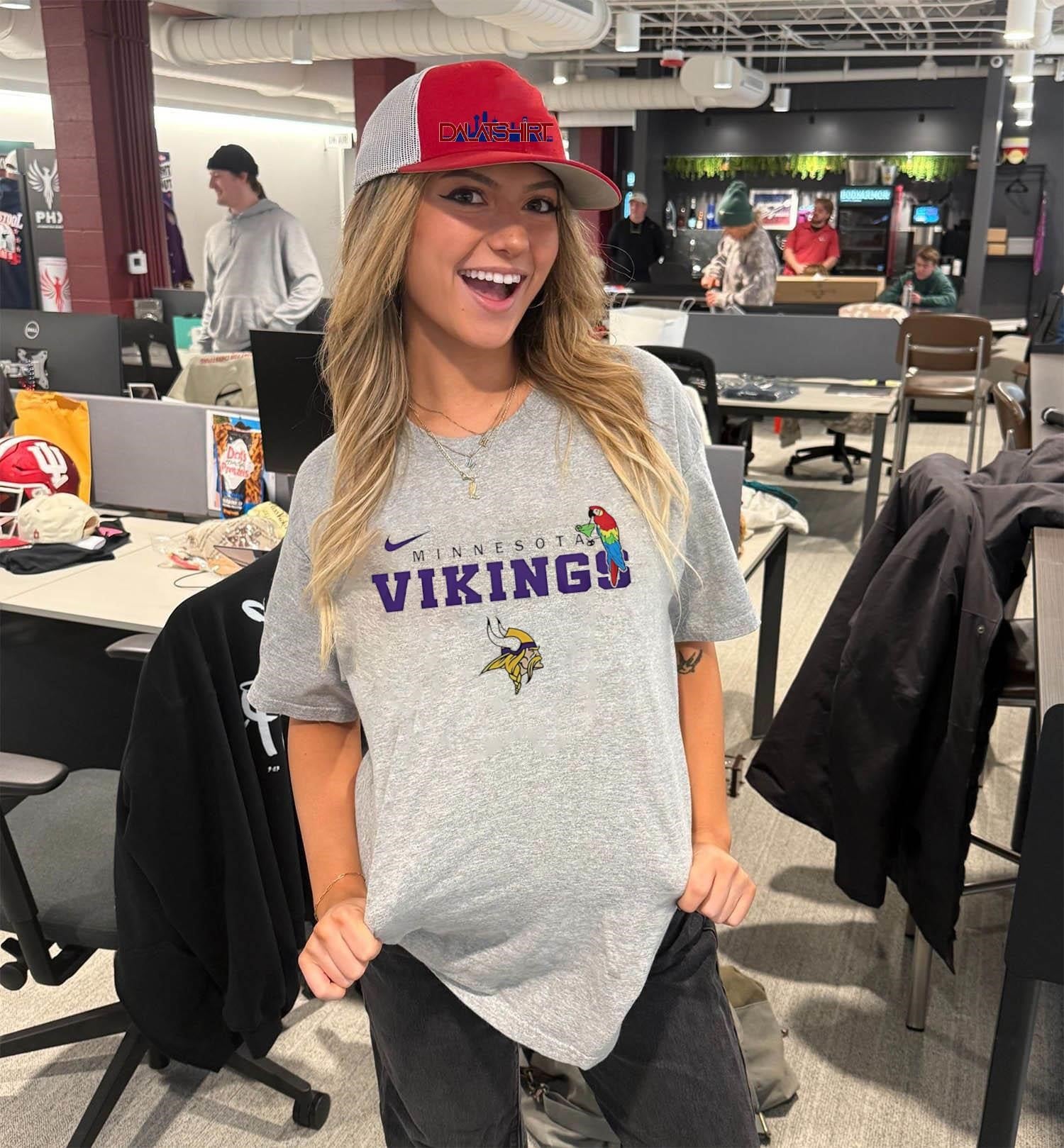 Minnesota Vikings Parrot Drinking A Cocktail Graphic shirt