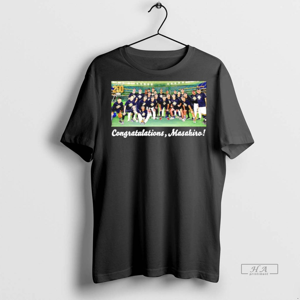 Trendy Official Yomiuri Giants Masahiro Tanaka 200th Win 2025 Team Celebration Photo Tee Sweater