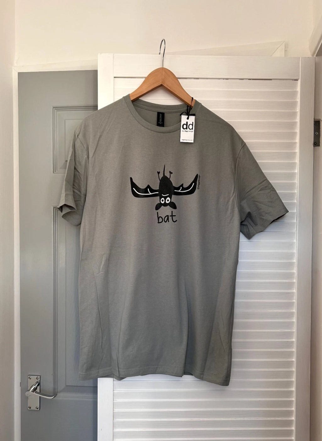 MENS Bat T.shirt. Sizes XS-XL