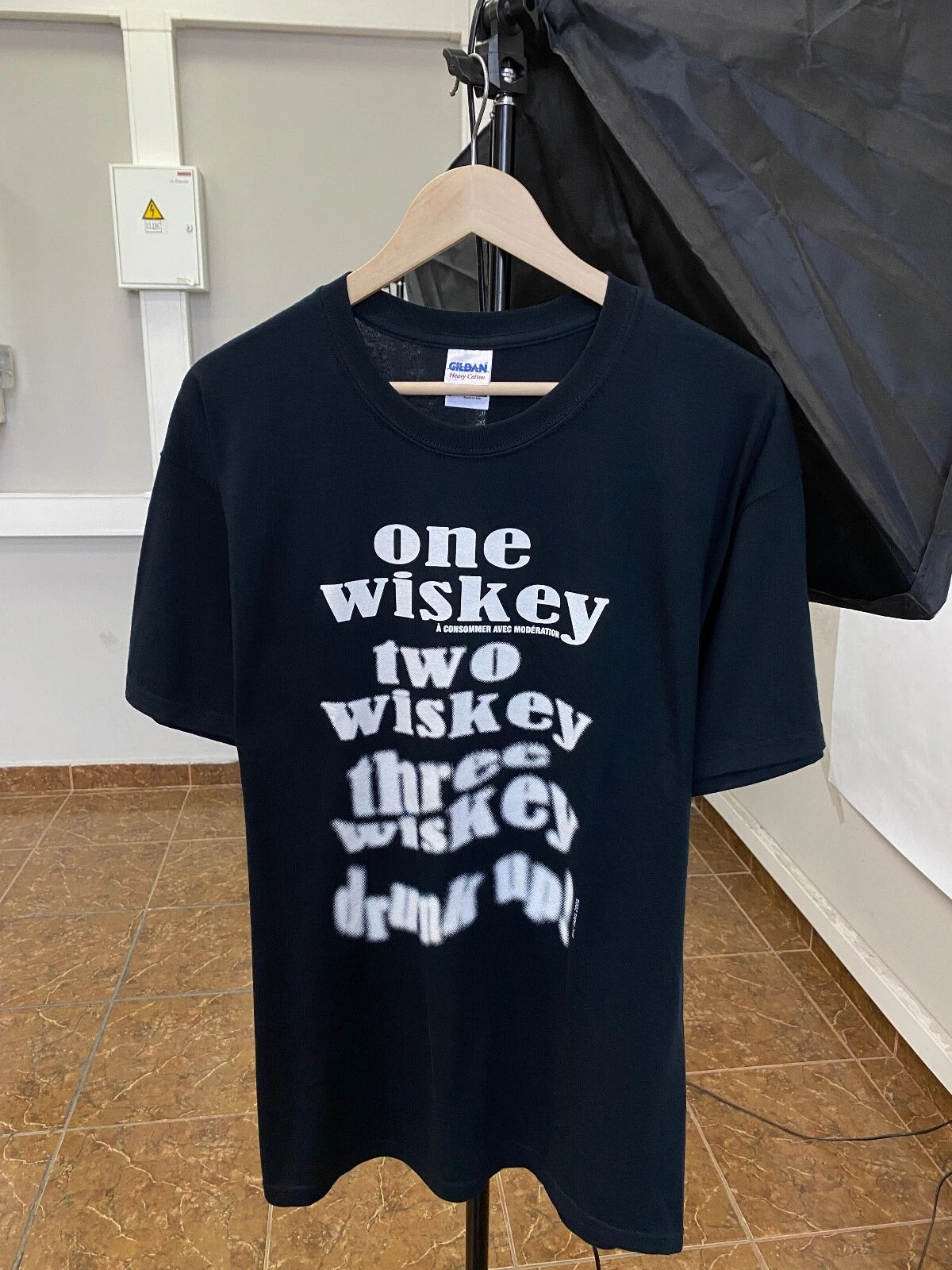 🇺🇸 Vintage Y2K One Whiskey Two Whiskey Humor T-Shirt Rare size L color black
