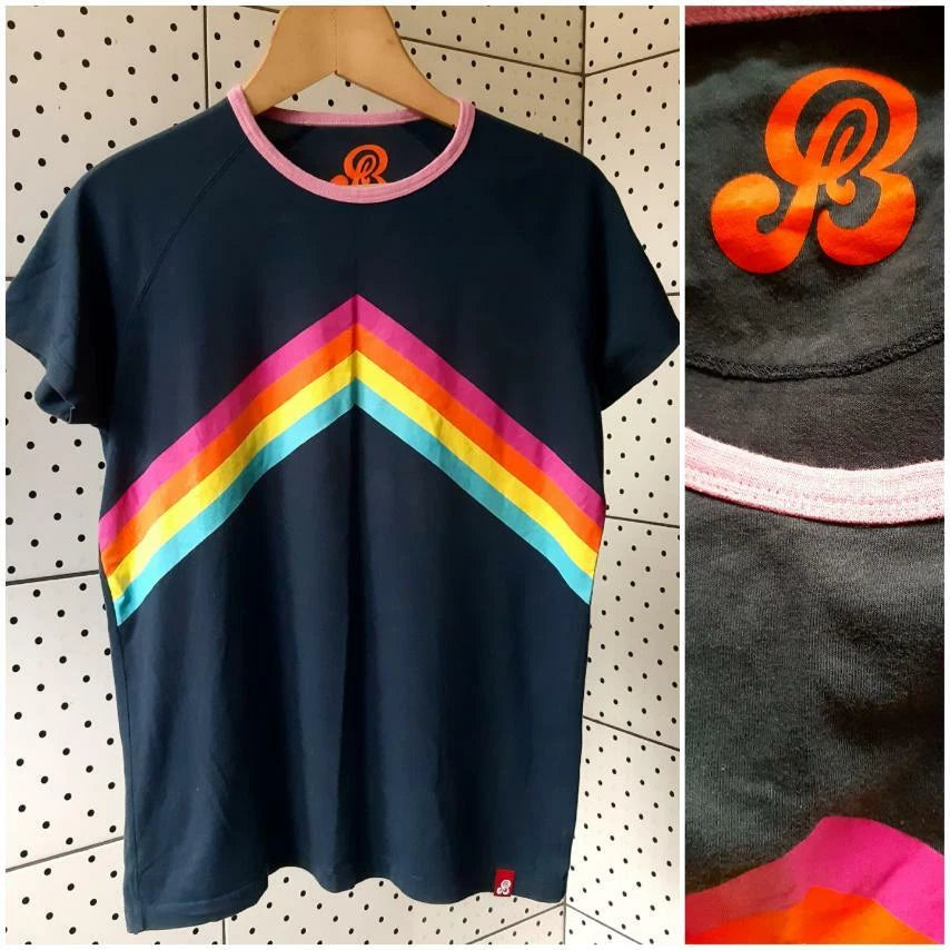 RETRO RAINBOW CHEVRON  stripes classic t-shirt  Vintage Size M