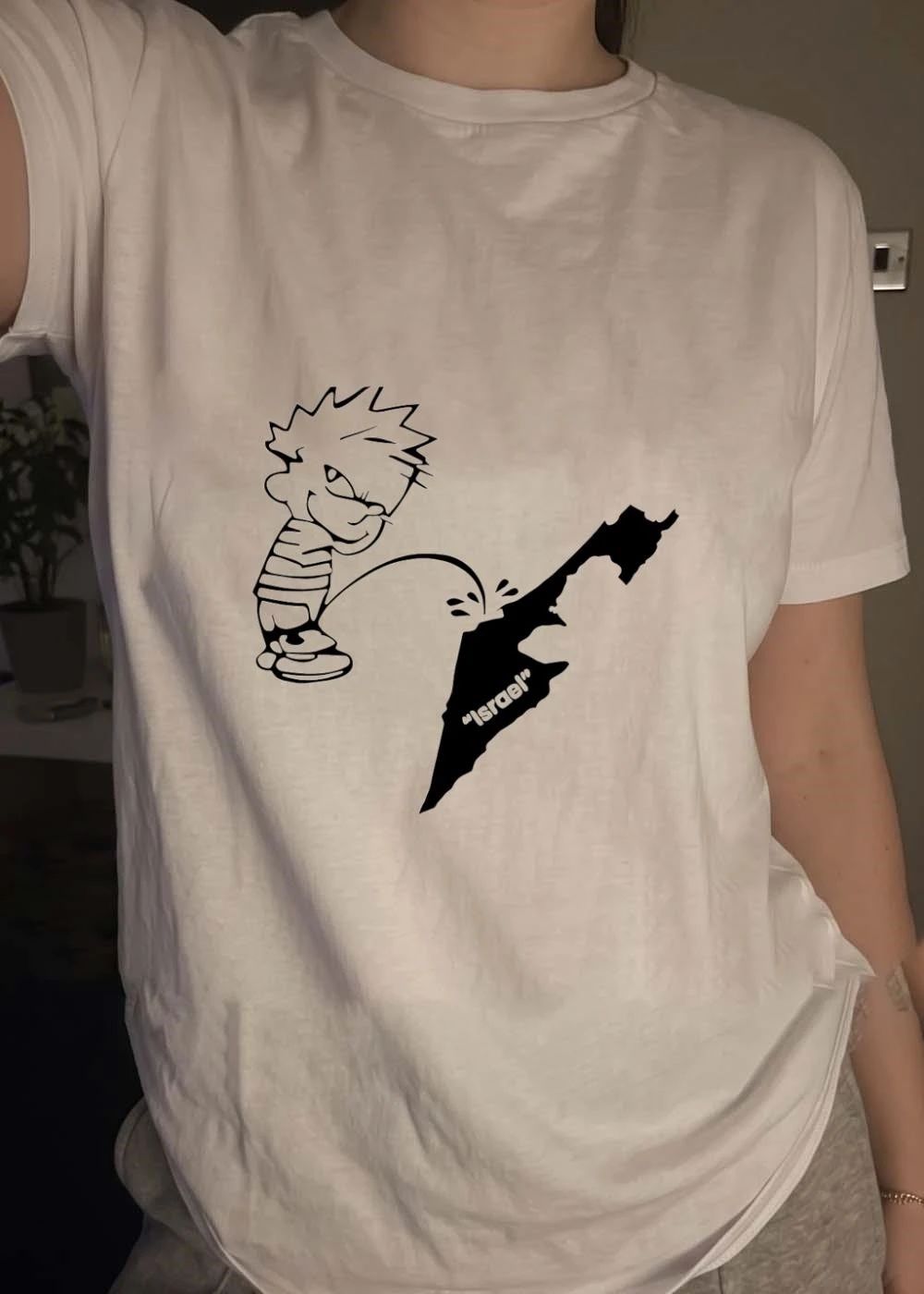 The kid pee on Israel shirt