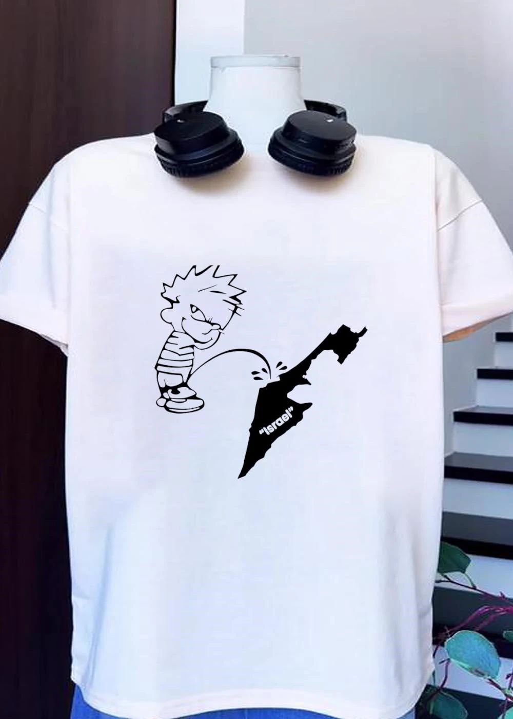 The kid pee on Israel shirt